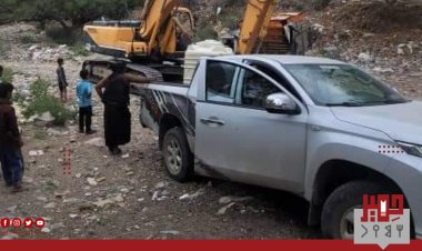 بوكلين مؤسسة يافع للتنمية في طريقه إلى مديرية سرار منطقة حمة  لاستكمال ما تبقى من عمل في عقبة فلاح طريق باتيس رصد معربان لبعوس.