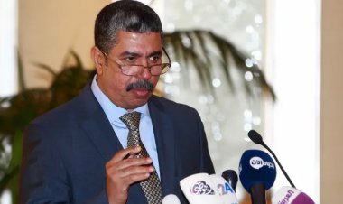 بحاح يعلّق على استقالة بن مبارك وتعيين بن بريك: التغيير لا يكفي دون إصلاح شامل